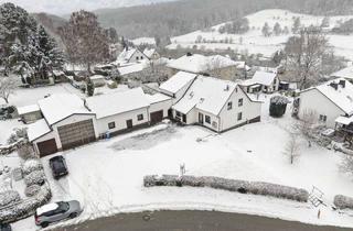 Haus kaufen in 35796 Weinbach, Weinbach - Platz ohne Grenzen: Zweifamilienhaus mit Halle für Familie & Anleger