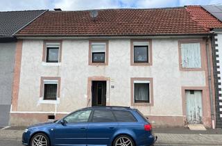 Haus kaufen in 66687 Wadern, vermietetes Reihenmittelhaus mit großem Grundstück in Wadern-Lockweiler