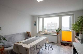 Wohnung kaufen in 22309 Barmbek-Nord, Möbliert, renoviert und auf Wunsch leer oder vermietet - DG-Wohnung mit Balkon, EBK und Duschbad