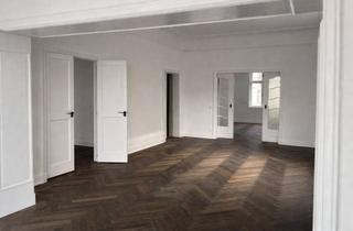 Wohnung kaufen in 12205 Lichterfelde, Repräsentative Beletage in klassischer Stadtvilla mit großem Balkon