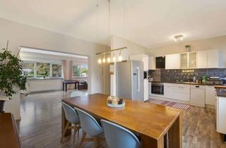 Mehrfamilienhaus kaufen in 65824 Schwalbach, Wohnen und Investieren: Saniertes Mehrfamilienhaus in attraktiver Feldrandlage in Schwalbach/Ts.