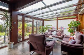 Einfamilienhaus kaufen in 63150 Heusenstamm, Luxus-Bungalow mit imposanten Wintergarten, zwei EBK und großzügigem Garten in Villengegend