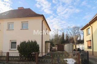 Doppelhaushälfte kaufen in 06766 Bitterfeld-Wolfen, Jetzt zugreifen: Renovierungsbedürftige Doppelhaushälfte inkl. Nebengebäude samt Garten