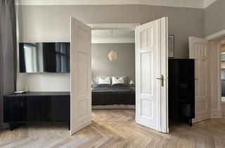 Wohnung kaufen in Thorwaldsenstraße, 12157 Berlin, Berlin - Stillvolle 2 Zimmer Altbauperle mit Balkon Designerküche Parkett & Aufzug 59m2