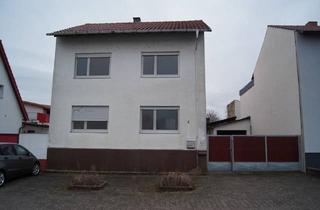 Haus kaufen in 76709 Kronau, Sanierungsbedürftiges Wohnhaus mit Innenhof, Nebengebäude und Garten in ruhiger Wohnlage