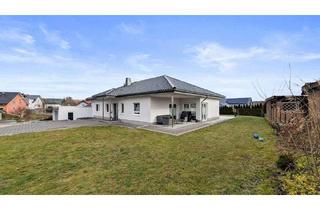 Haus kaufen in 35099 Burgwald, Burgwald - Stilvoller, barrierefreier Wohntraum - Bungalow: modern, lichtdurchflutet & vollmöbliert