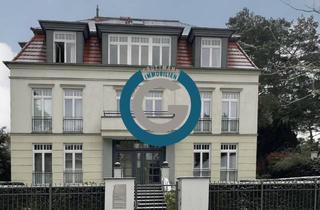 Wohnung kaufen in 14129 Nikolassee, GROSSE TERRASSE & 2 BALKONE - KAMIN, OFFENE KÜCHE, PARKETT, U.V.M. - PRIVATE GARAGE & AUFZUG