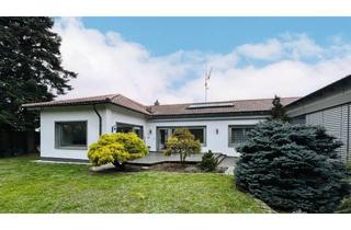 Haus kaufen in 74211 Leingarten, Exklusives Wohnen auf einer Ebene: Bungalow mit Pool und Garten