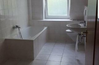 Wohnung kaufen in 08066 Zwickau, Zwickau - Verkaufe meine vermietete 3 Raumwohnung75 qmmit PKW Stellplatz