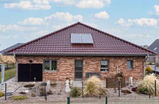 Haus kaufen in 25764 Wesselburen, Neuwertiger Bungalow mit 2x Terrassen & Carport in Sackgassenlage
