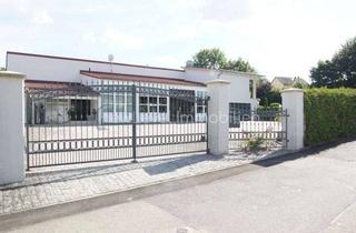 Anlageobjekt in 93142 Maxhütte-Haidhof, Einzigartiges Wohn- und Geschäftshaus mit 3 WE, Büro, Laden, Lager, Garagen, u.v.m. als Anlageobjekt