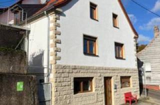 Wohnung kaufen in 66130 Saarbrücken, Saarbrücken - Dachgeschosswohnung mit Balkon und neu saniertem Badezimmer