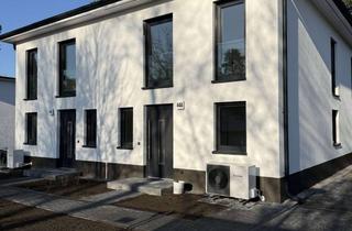 Doppelhaushälfte kaufen in 15827 Blankenfelde-Mahlow, Neubau-Doppelhaushälfte – bezugsfertig, luxuriös ausgestattet und mit eigener privater Zufahrt.