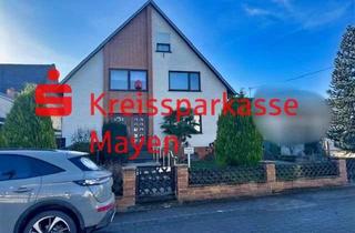 Einfamilienhaus kaufen in 56751 Polch, Freistehendes Einfamilienhaus mit viel Platz, Garten und 2 Garagen
