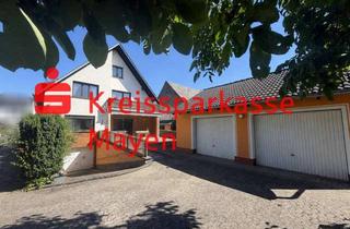 Einfamilienhaus kaufen in 56751 Polch, Freistehendes Einfamilienhaus mit viel Platz, Garten und 2 Garagen