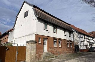 Einfamilienhaus kaufen in Kirchhof 11, 06485 Gernrode, hübsches, kleines, renovierungsbedürftiges Einfamilienhaus mit Garage direkt am Kirchplatz!