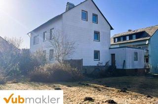 Haus kaufen in 95233 Helmbrechts, Großzügiges Dreifamilienhaus mit Garten und Garagen – ideal zur Sanierung