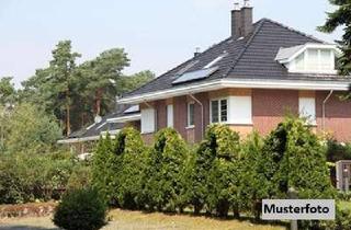 Anlageobjekt in Wasserstraße XXXX, 32602 Vlotho, Wohnhaus mit 2 kleinen Wohnungen, Terrasse und Garten