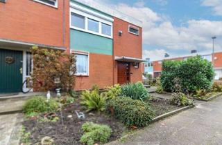 Haus kaufen in 21481 Lauenburg, Gestaltungspotenzial: Sanierungsbedürftiges Reihenendhaus mit Garten