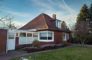 Haus kaufen in 26529 Marienhafe, Marienhafe: Walmdachbungalow mitten im Ort
