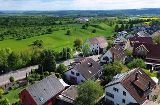 Mehrfamilienhaus kaufen in 71083 Herrenberg, Mehrfamilienhaus mit drei Wohneinheiten und Garten in attraktiver Ortsrandlage von Herrenberg-Kayh