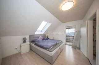 Wohnung kaufen in 51503 Rösrath, 4-Zimmer-Wohnung mit Balkon, hochgebauter Terrasse und großem Spitzboden