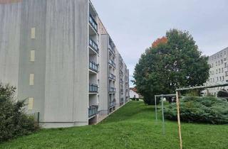 Wohnung mieten in 07570 Weida, Teilsaniert & stilvoll: 3-Raum-Wohnung in Weida mit modernem, dunklem Boden, schönem Bad & Balkon!