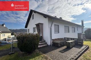 Einfamilienhaus kaufen in 51702 Bergneustadt, Großzügiges Einfamilienhaus mit Fernblick, Kaminöfen, Sauna und Doppelgarage