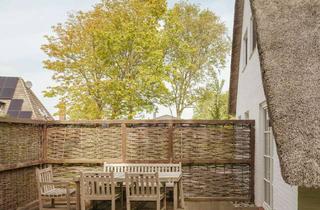 Wohnung kaufen in 25826 Sankt Peter-Ording, Reetgedeckte Maisonette mit Terrasse und friesischem Charakter in St. Peter-Ording