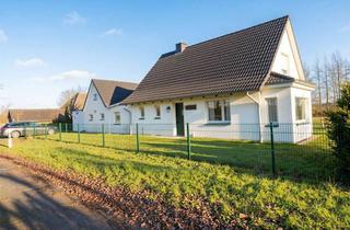 Einfamilienhaus kaufen in 26524 Halbemond, Charmantes Einfamilienhaus auf großem Grundstück – viel Potenzial in Halbemond