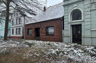 Haus kaufen in 25709 Marne, Marne - Sanierungsprojekt mit Potenzial: Doppelhaus im Herzen von Marne