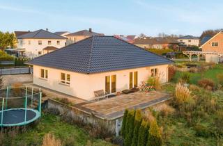 Haus kaufen in 15377 Oberbarnim, Mit Luftwärmepumpe, Fußbodenheizung, A+ Energieeffizienz u.v.m.: Moderner Bungalow in Klosterdorf