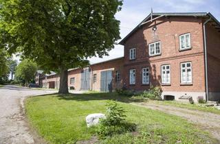 Wohnung mieten in Hof, 23719 Glasau, Charmante 3,5-Zimmer Wohnung (95m²) im 1. OG im denkmalgeschützten Kutscherhaus mit Ofen