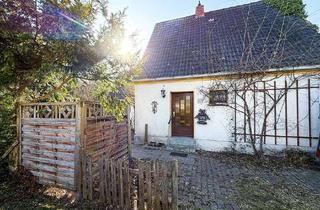 Grundstück zu kaufen in 23568 St. Gertrud, Attraktives Baugrundstück mit Altbestand in beliebter Siedlung Karlshof, Lübeck-St. Gertrud