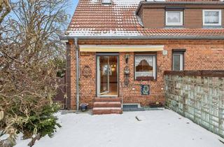 Doppelhaushälfte kaufen in 24340 Eckernförde, Kleines Haus – großes Potenzial: Renovierungsbedürftige Doppelhaushälfte in Eckernförde-Borby