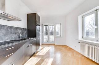 Wohnung kaufen in 80803 München, AIGNER - Elegante 2-Zimmer-Altbauwohnung mit Fischgrätparkett und Südbalkon in Schwabing