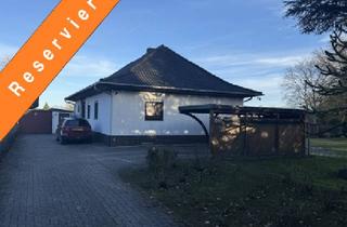 Haus kaufen in 27313 Dörverden, Dörverden-Hülsen: Charmanter Walmdachbungalow mit Keller, Garage und Carport auf großem Grundstück