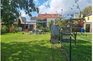 Haus kaufen in 30952 Ronnenberg, Ronnenberg - Zweifamilienhaus mit zwei getrennten Eigentumswohnungen ab.279?.