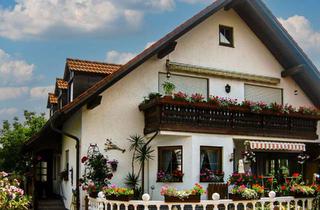 Wohnung mieten in St-Quirin Str., 85777 Fahrenzhausen, Herrliche 3-Zimmer Wohnung mit großer Wohnküche mit EBK, 2 Balkonen und Kachelofen