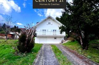 Einfamilienhaus kaufen in 66386 St. Ingbert, Weißer Wohntraum in Bestlage – freistehendes Einfamilienhaus mit riesigem Garten, Balkon & Garage