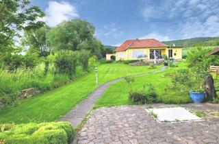 Haus kaufen in 97461 Hofheim, Wohnen in absoluter Naturnähe! Walmdachbungalow mit Südterrasse, Nebengebäude, Carport auf einem