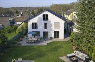 Villa kaufen in 42699 Solingen, Solingen / Auf der Höhe - Traumhaft wohnen: Elegantes Familienhaus mit Waldgrundstück und Einliegerwohnung Solingen Aufderhöhe
