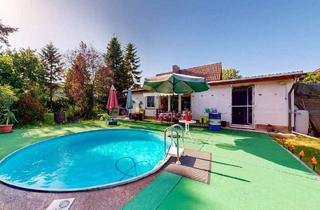 Einfamilienhaus kaufen in 15370 Petershagen, Petershagen/Eggersdorf - Gartenfreude pur: Grundstück mit Terrasse, Pool & Platz für Ideen