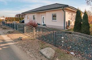Haus kaufen in 09603 Großschirma, moderner Bungalow mit Photovoltaik, Doppelgarage und großem Garten