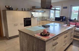 Haus kaufen in 94099 Ruhstorf, Hochwertiger, barrierefreier Bungalow mit Einliegerwohnung, zwei Garagen und Carport ab April 2027 v