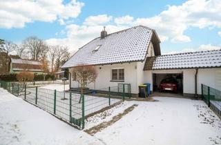Haus kaufen in 15345 Rehfelde, Familienhaus auf großem Grundstück mit Pool, Sommerhaus und zwei Garagen