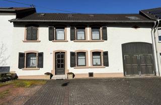 Bauernhaus kaufen in 66740 Saarlouis, Saarlouis-Neuforweiler: Attraktives, ehemaliges Bauernhaus mit Garage, Stellplätzen und Garten