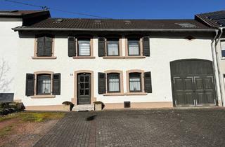 Bauernhaus kaufen in 66740 Saarlouis, Saarlouis-Neuforweiler: Attraktives, ehemaliges Bauernhaus mit Garage, Stellplätzen und Garten