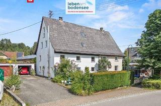 Doppelhaushälfte kaufen in 88630 Pfullendorf, Pfullendorf - Haus mit Potential - drei Wohneinheiten, Doppelgarage und Garten