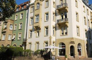 Wohnung kaufen in 76135 Karlsruhe, Karlsruhe - Seltene Gelegenheit am Gutenbergplatz: Hochwertig ausgestattete 3-Zimmer Wohnung im Altbaustil mit Balkon zu verkaufen